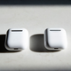 Parece que los AirPods de primera generación (derecha) tienen una bisagra de acero inoxidable, mientras que los AirPods de segunda generación (izquierda) parecen tener una bisagra de aluminio.
Foto: Adam Clark Estes (Gizmodo)